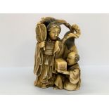 OKIMONO en ivoire sculpté figurant Benten recevant un présent d'un homme agenouillé devant elle,