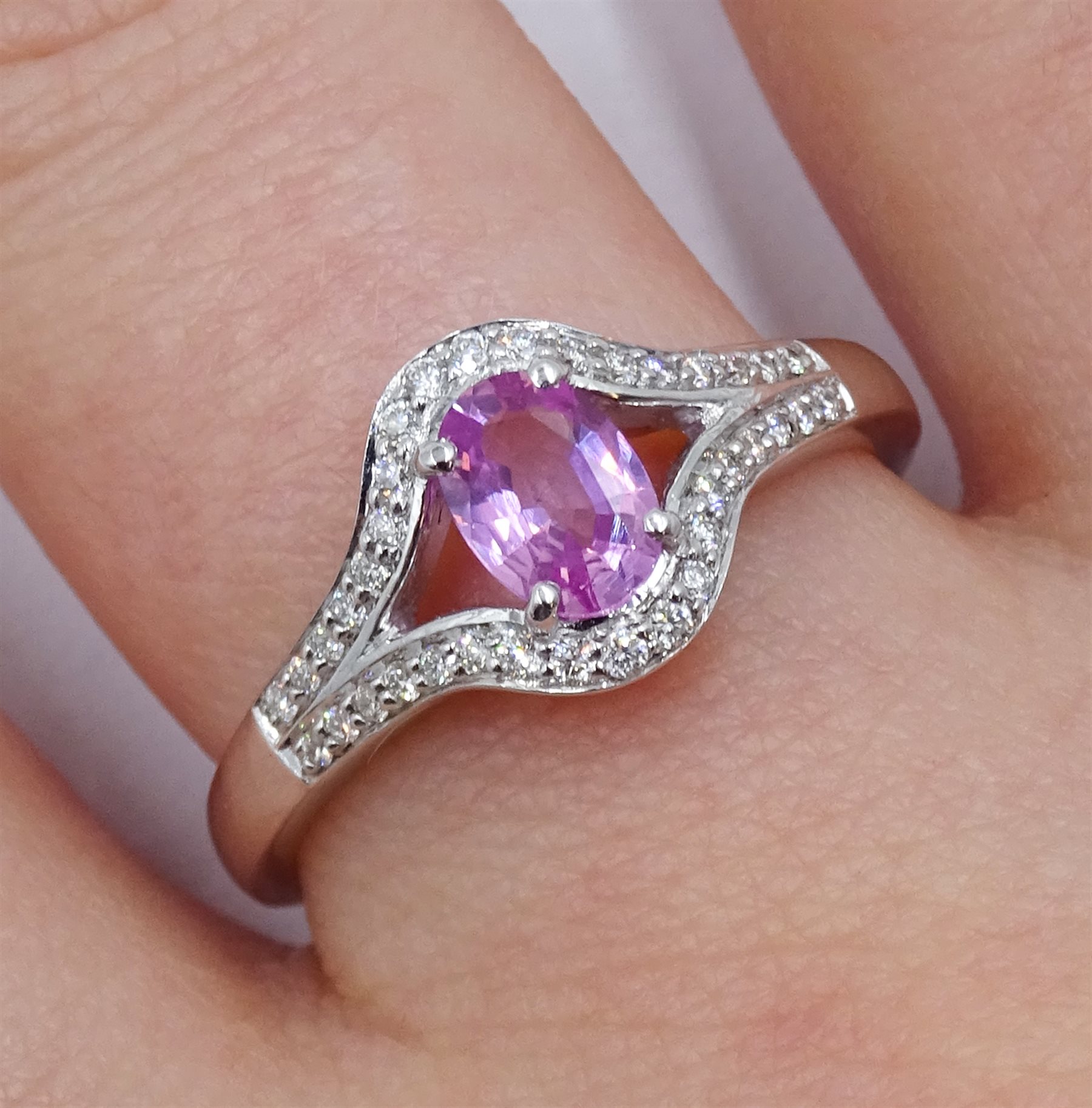 18ct white gold pink sapphire and diamond ring, with split diamond shoulders, hallmarked, sapphire 0 - Image 2 of 4