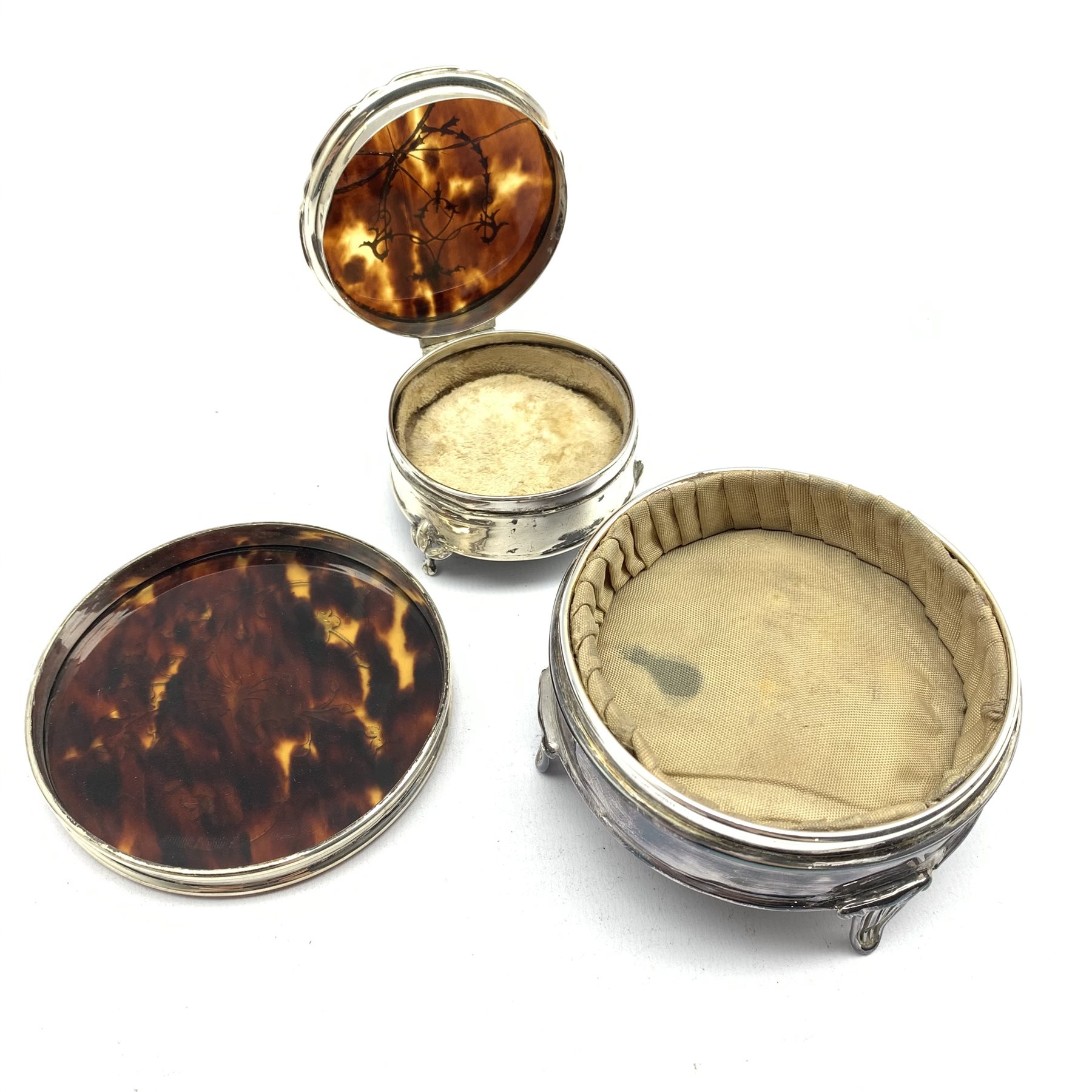 Silver circular dressing table box with pull off tortoiseshell cover and silver pique decoration D8. - Image 4 of 4