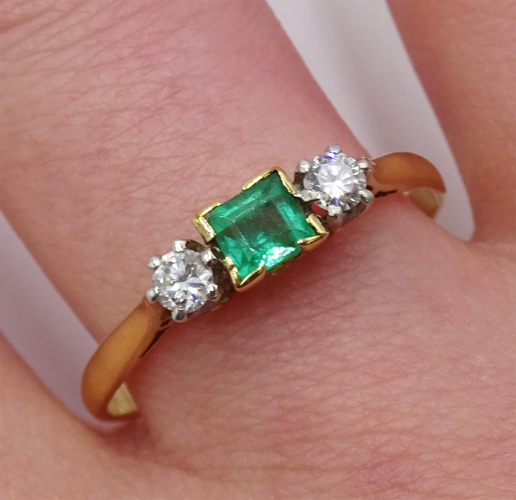 18ct gold three stone emerald and diamond ring - Image 2 of 4