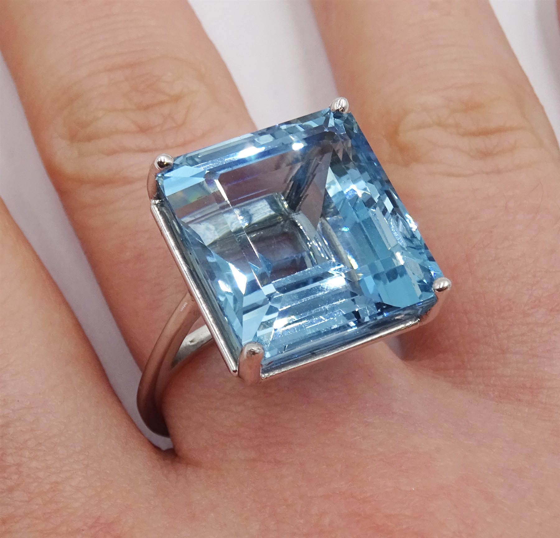 18ct white gold single stone aquamarine ring, aquamarine approx 19.6 carat - Image 2 of 5