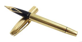 Sheaffer 9ct gold fountain pen, engine turned decoration and cartouche, with 14ct gold nib, London 1