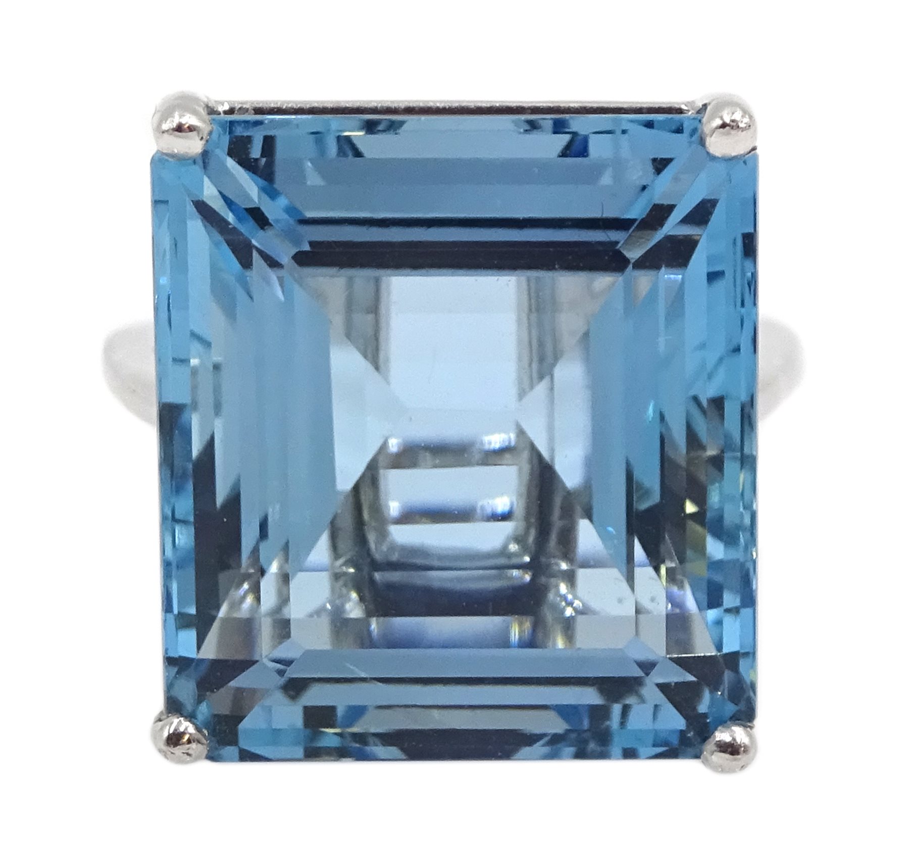 18ct white gold single stone aquamarine ring, aquamarine approx 19.6 carat