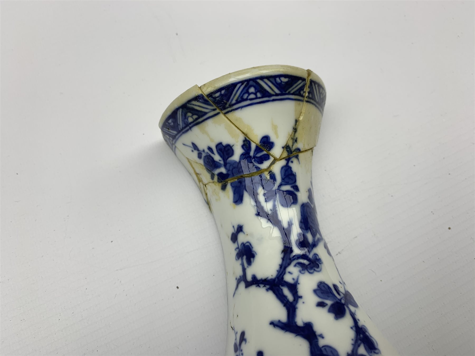 18th century Chinese blue and white vase form wall pocket (a/f), 18th/ 19th century Chinese Imari de - Image 2 of 5