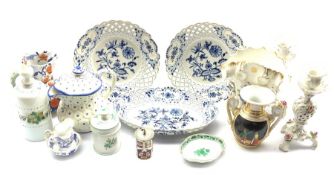 Pair of Meissen Onion pattern plates and matching oval dish with pierced border, 19th century Mason'