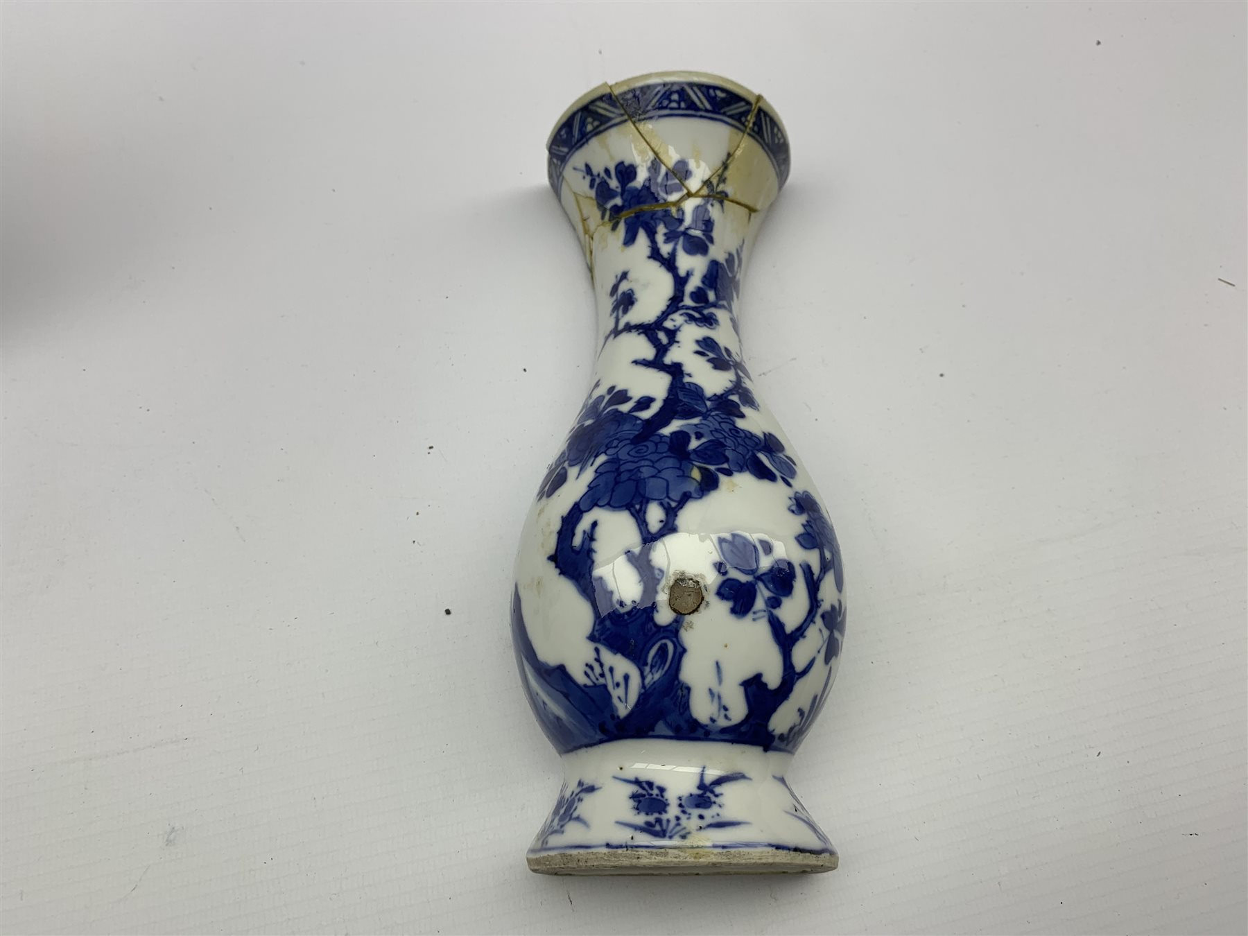 18th century Chinese blue and white vase form wall pocket (a/f), 18th/ 19th century Chinese Imari de - Image 3 of 5