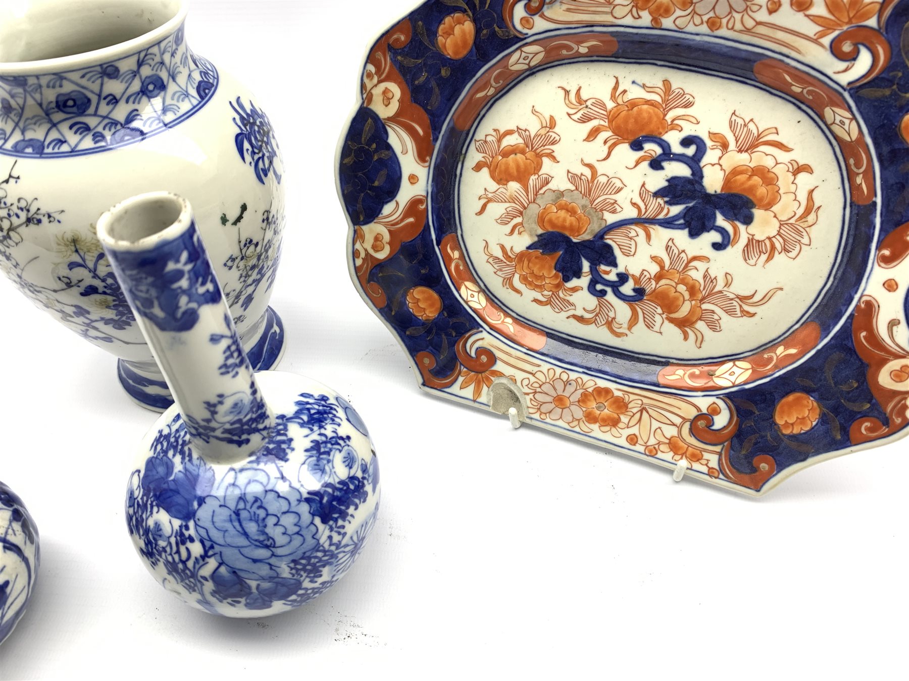 18th century Chinese blue and white vase form wall pocket (a/f), 18th/ 19th century Chinese Imari de - Image 5 of 5