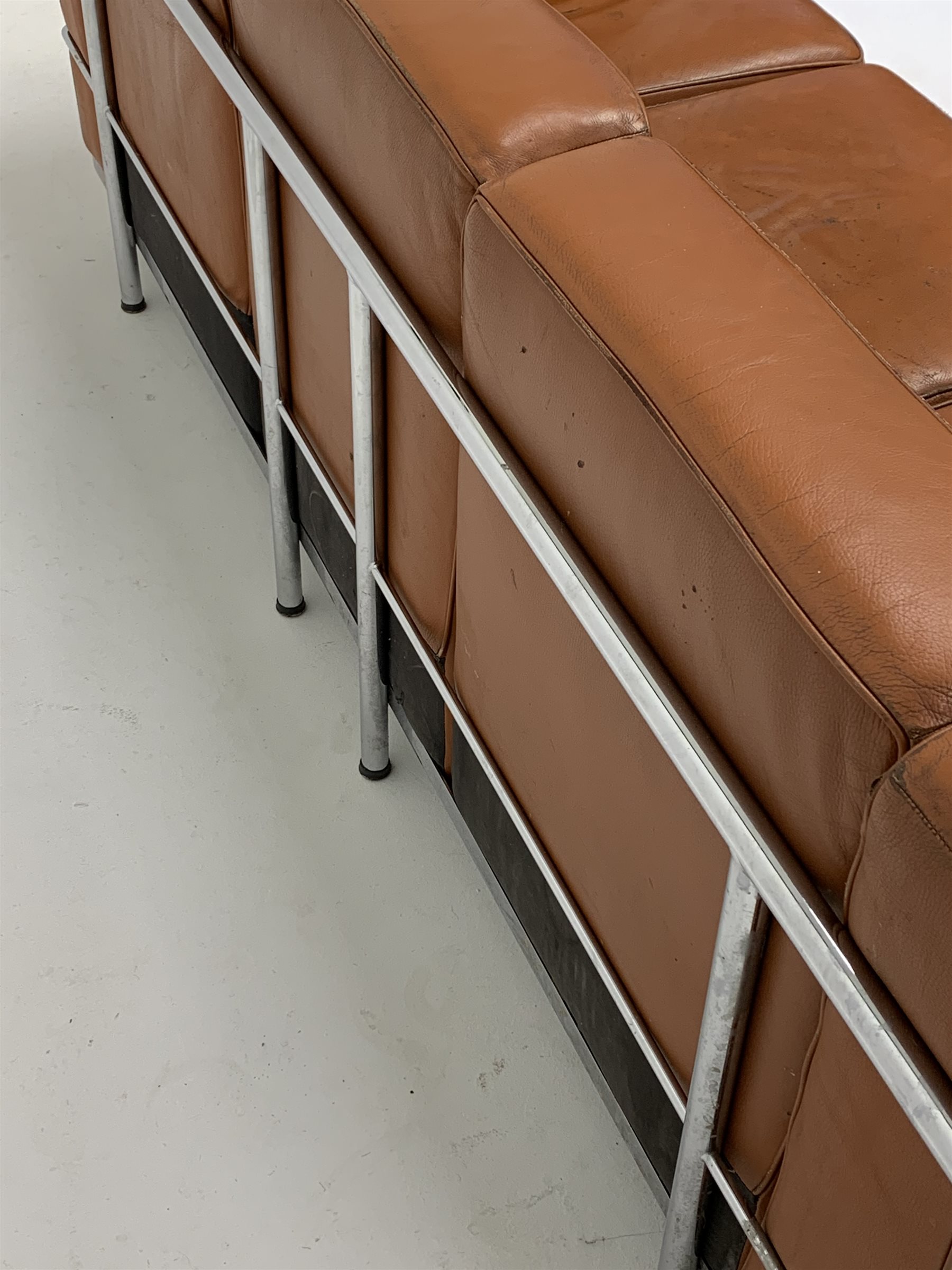 After Le Corbusier - Mid 20th century three seat sofa with chrome frame and brown leather upholstere - Image 4 of 4