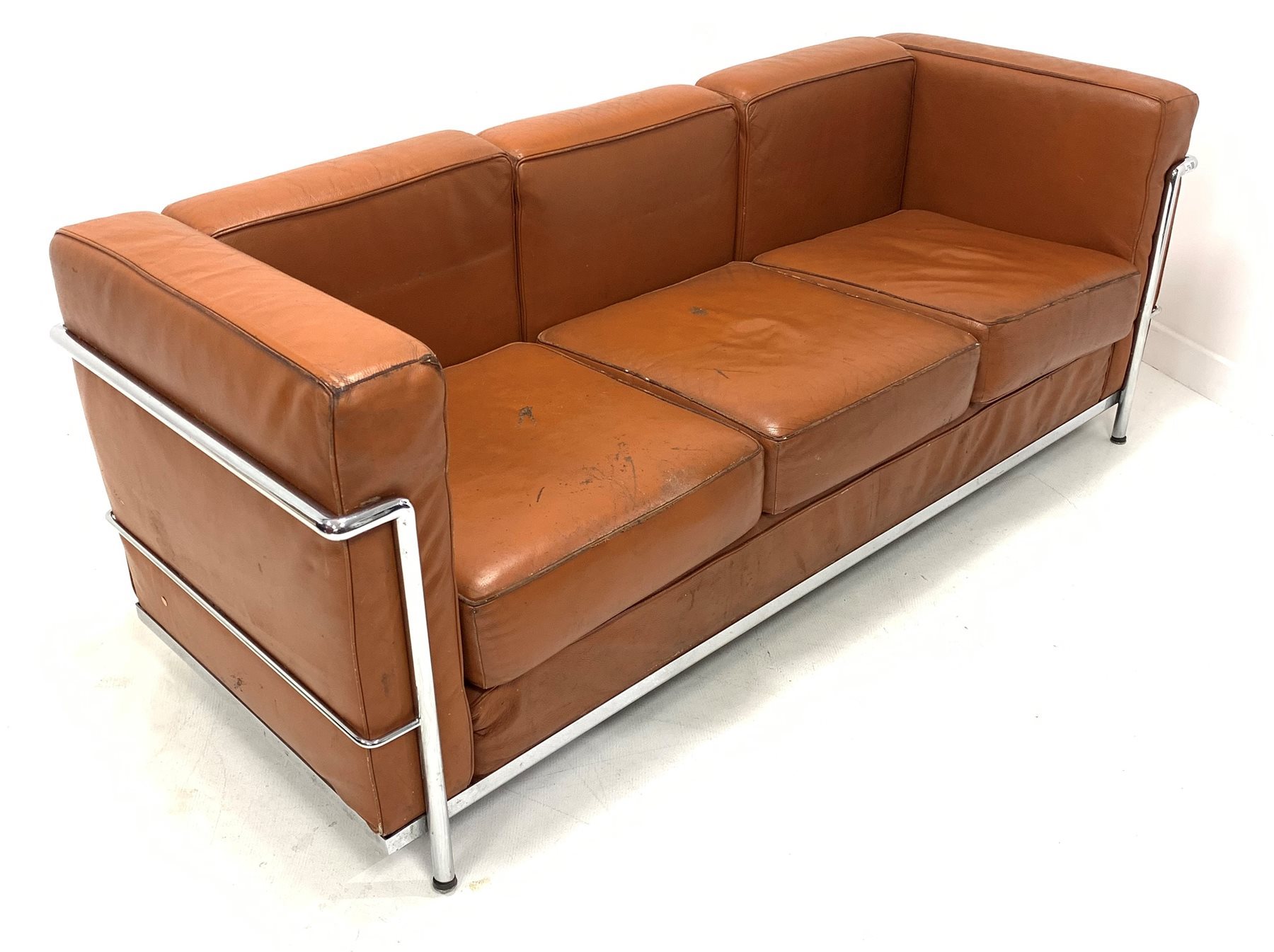 After Le Corbusier - Mid 20th century three seat sofa with chrome frame and brown leather upholstere - Image 2 of 3