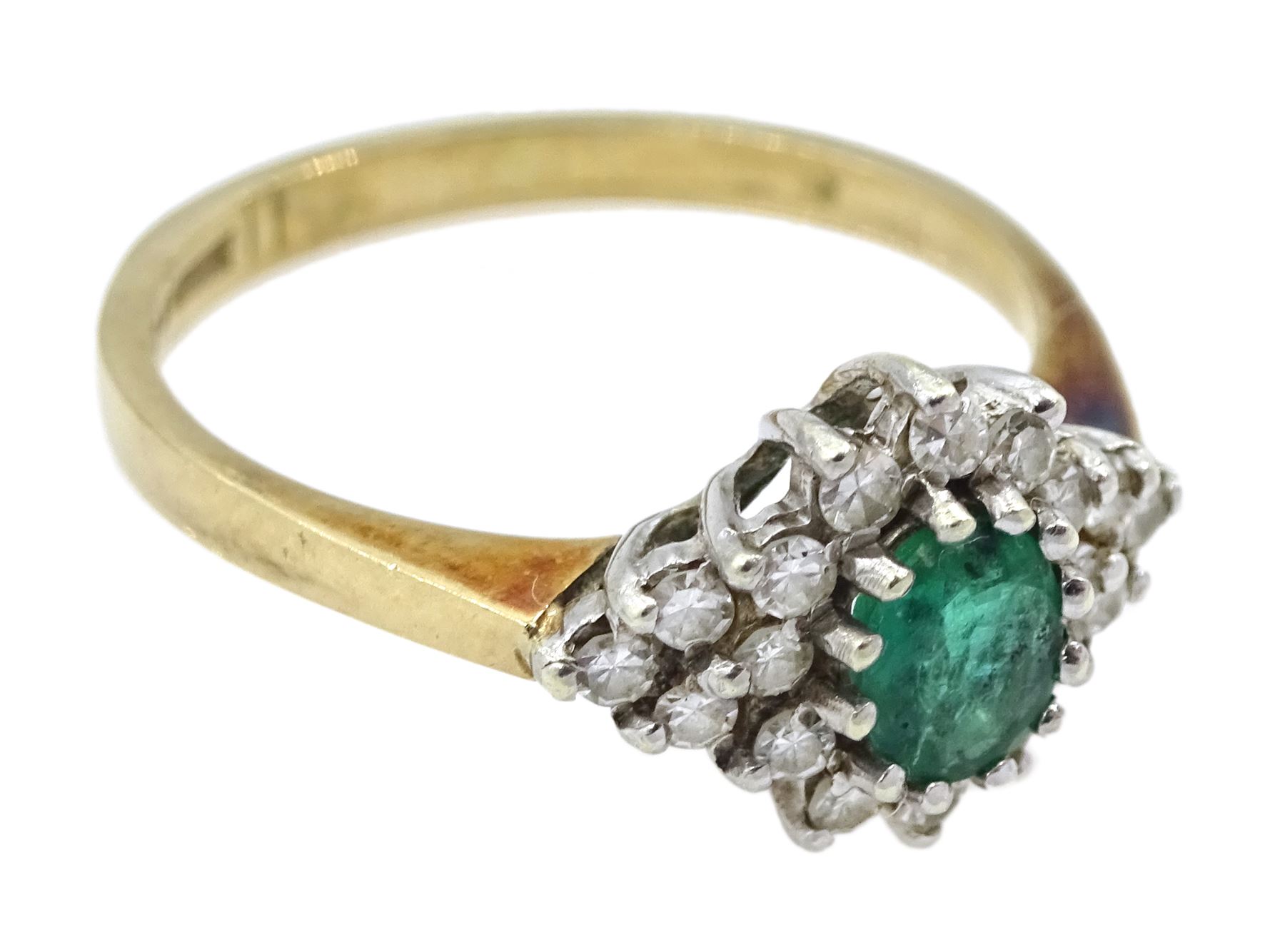 9ct gold oval emerald and diamond cluster ring - Image 3 of 4