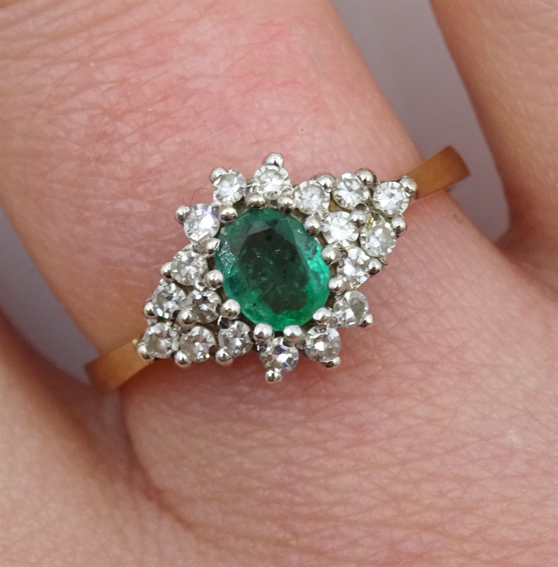 9ct gold oval emerald and diamond cluster ring - Image 2 of 4