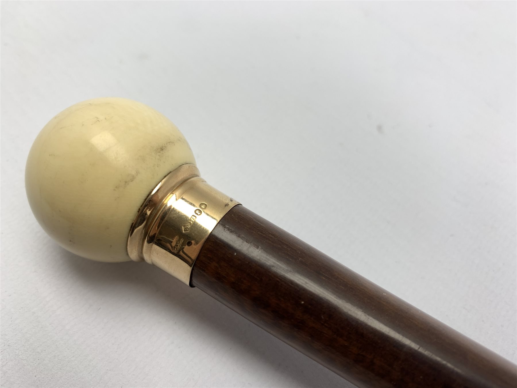 1920's snakewood walking cane with 9ct gold collar inscribed J.E.W dated 22.6.23 with spherical ivor - Image 3 of 4