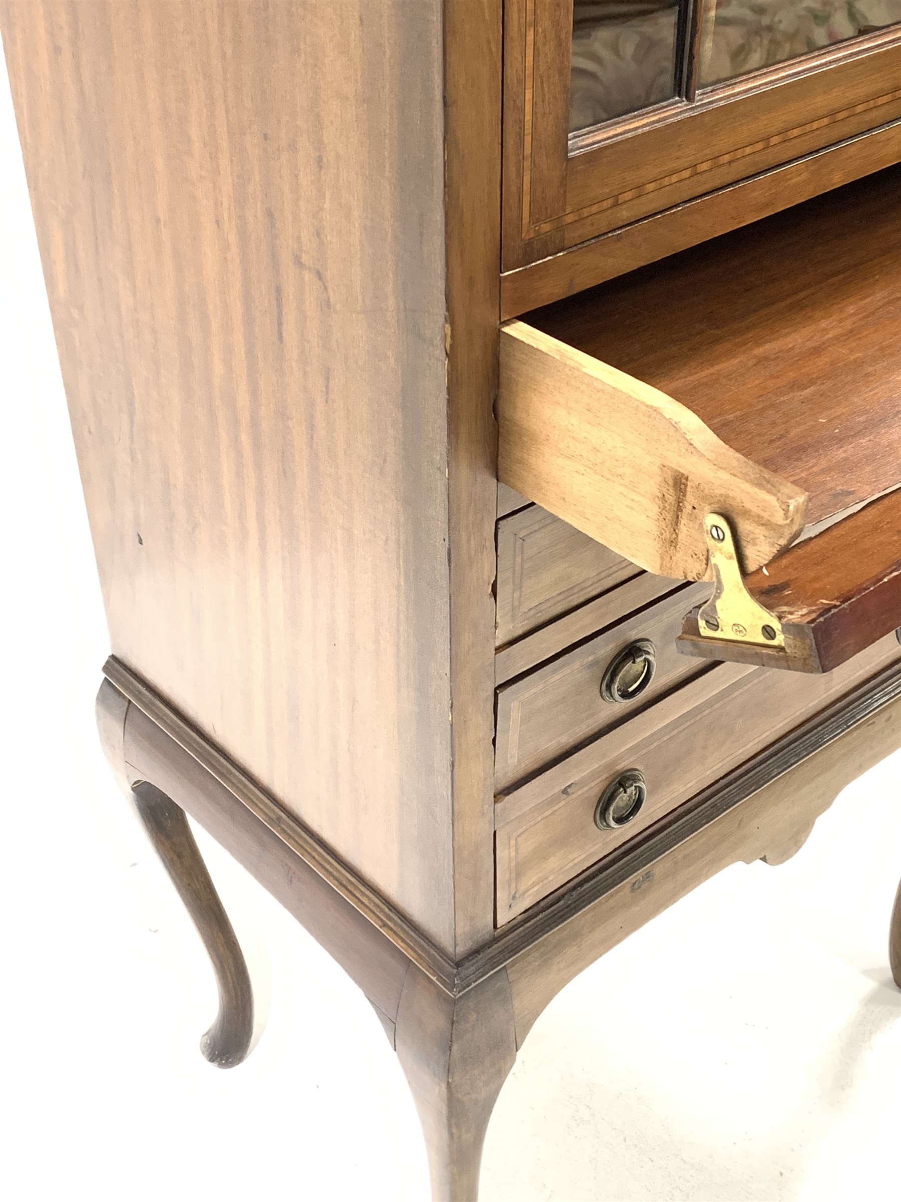 Edwardian mahogany music cabinet with inlaid satinwood banding, raised back over astragal glazed doo - Image 3 of 3