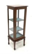 Small Edwardian mahogany free standing display cabinet, satinwood banded top over glazed door back a