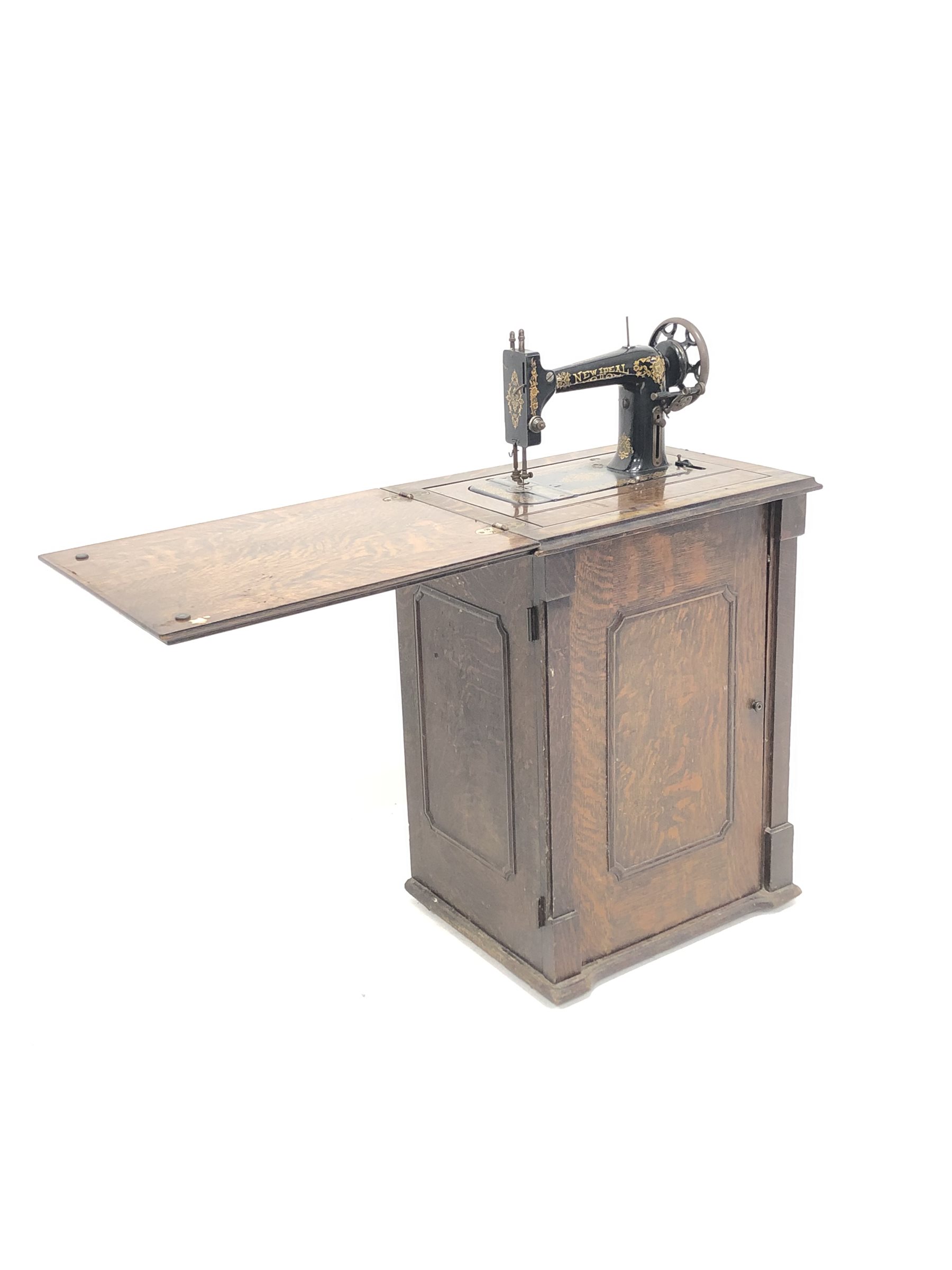 Early 20th century 'New Ideal' treadle sewing machine, in oak case