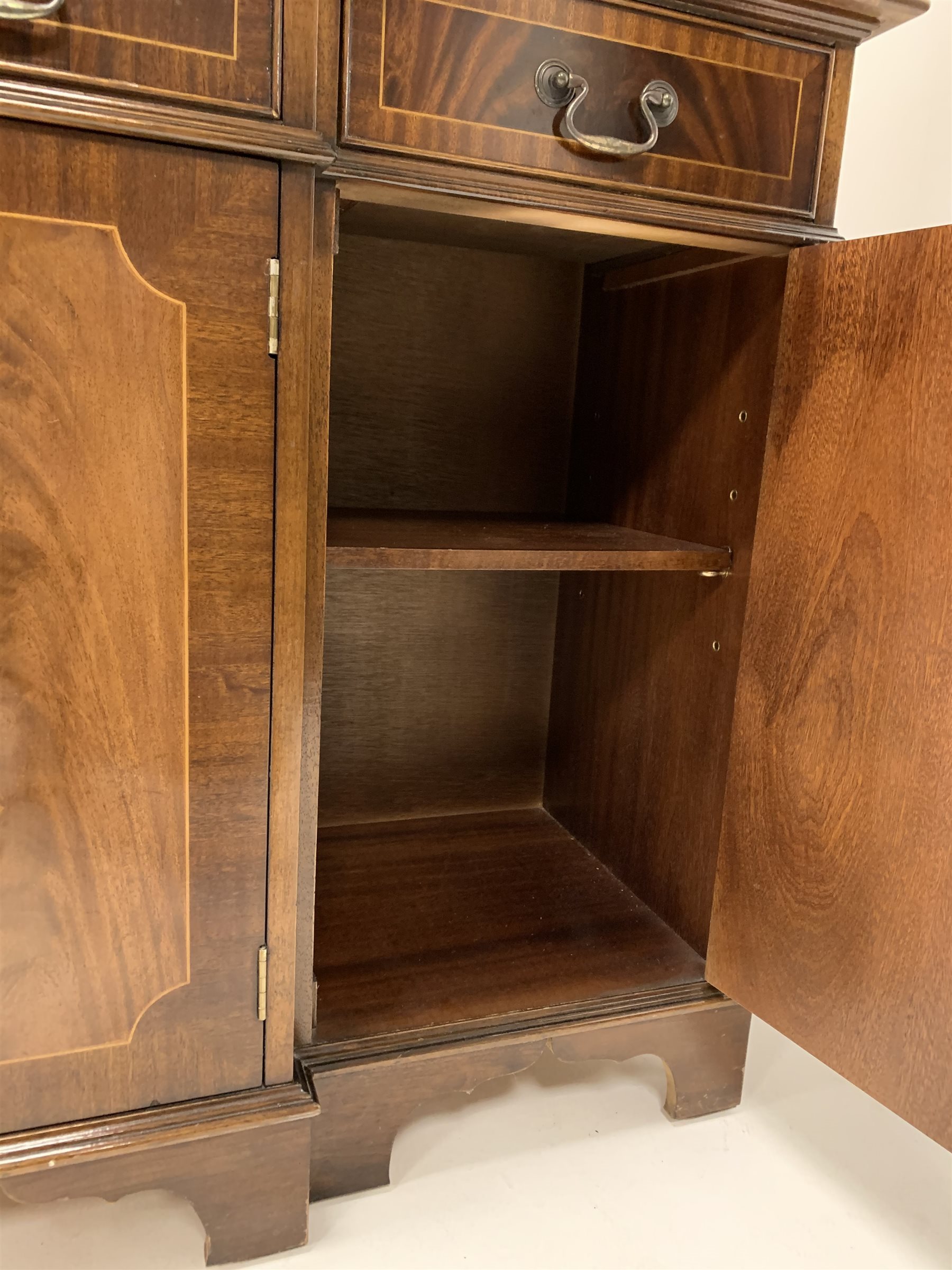 Reproduction mahogany breakfront illuminated cocktail display cabinet, with dentil cornice over glaz - Image 2 of 2