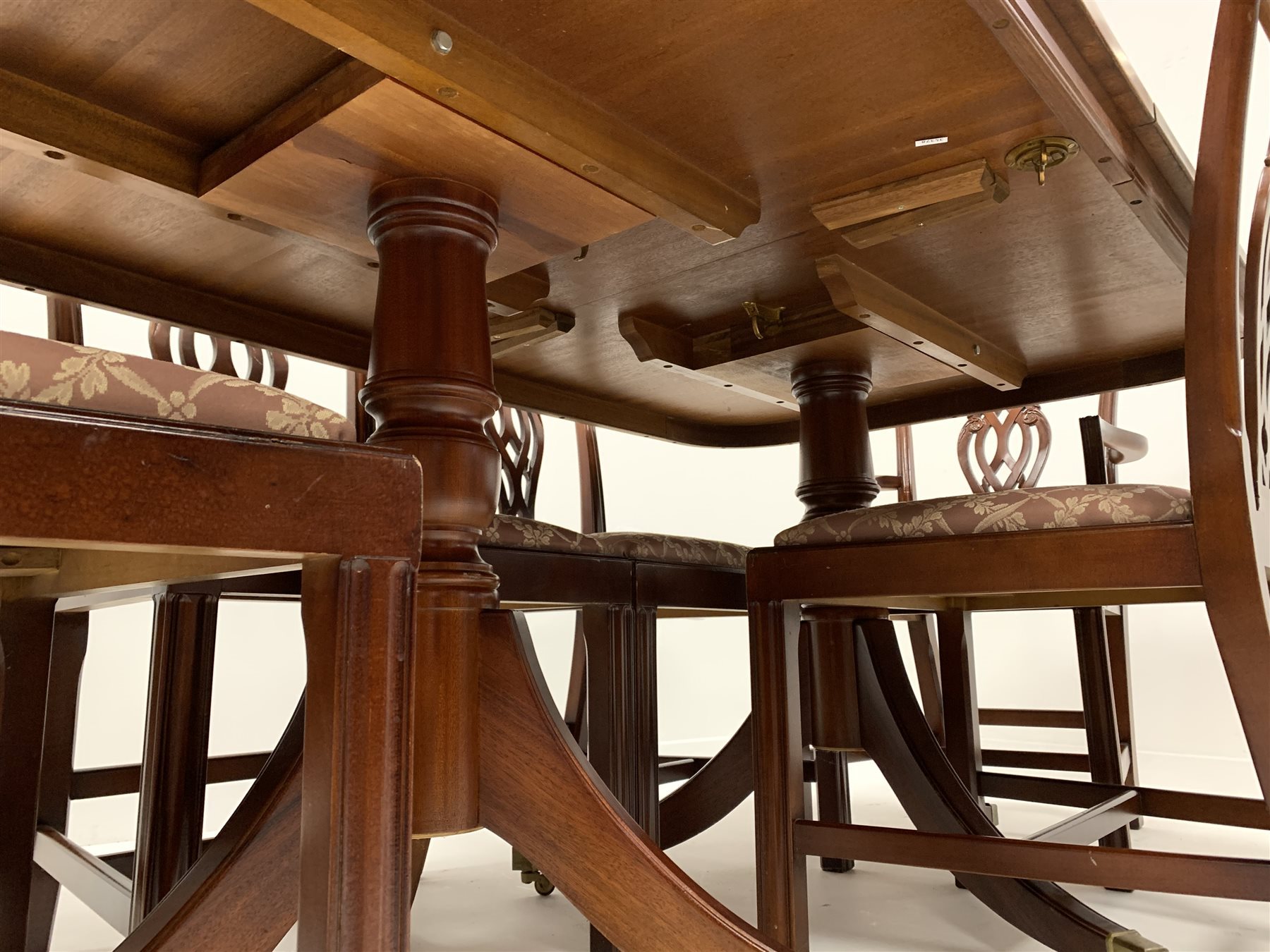 Georgian style mahogany twin pedestal dining table, with cross banded top, (100cm x 160cm, H75cm) an - Image 3 of 3