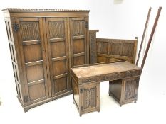 Early 20th century oak bedroom suite, comprising triple wardrobe with dentil cornice over three draw
