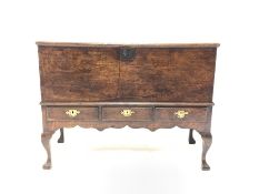 Late 18th century oak mule chest, hinged top revealing interior fitted with candle tray and three sm