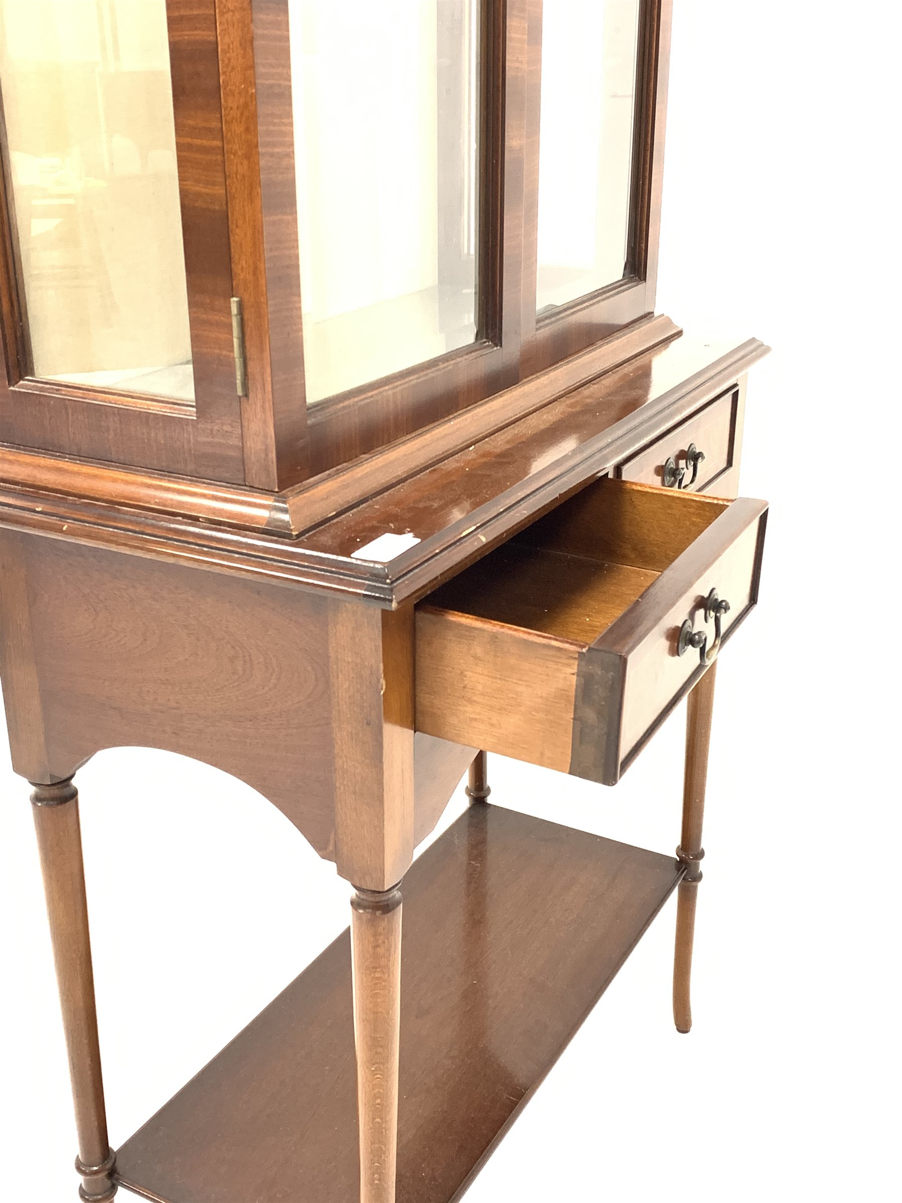 Georgian design mahogany display cabinet, raised back with fan inlay over two bevelled glazed doors - Image 3 of 3