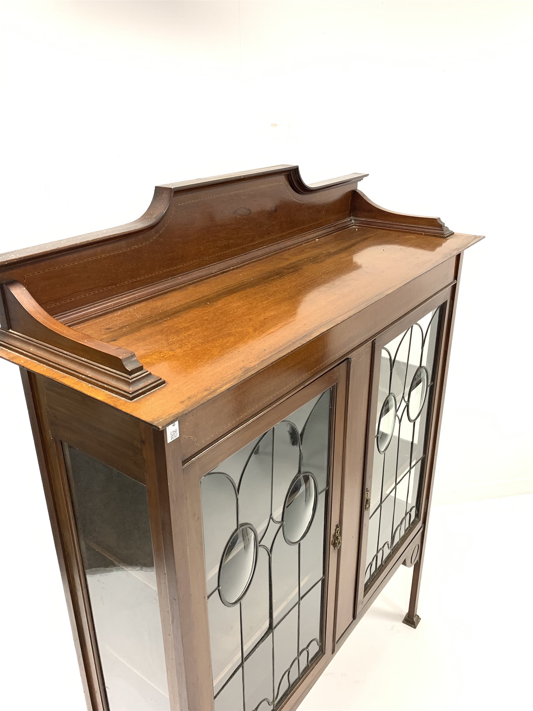 Edwardian Art Nouveau inlaid mahogany display cabinet, with raised back over two glazed doors, raise - Image 4 of 4