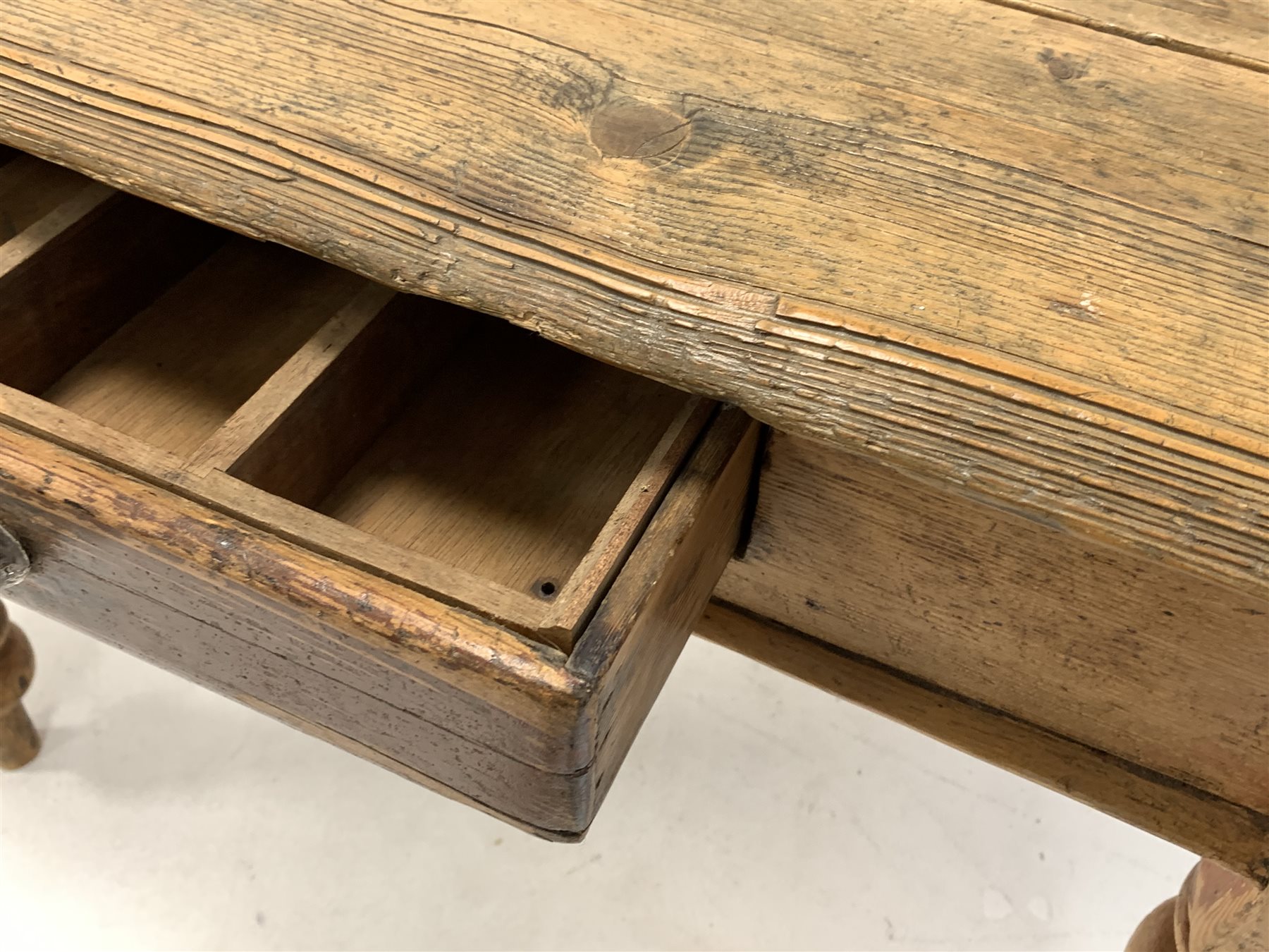 Victorian pine kitchen dining table, fitted with one drawer, raised on turned supports - Image 4 of 5