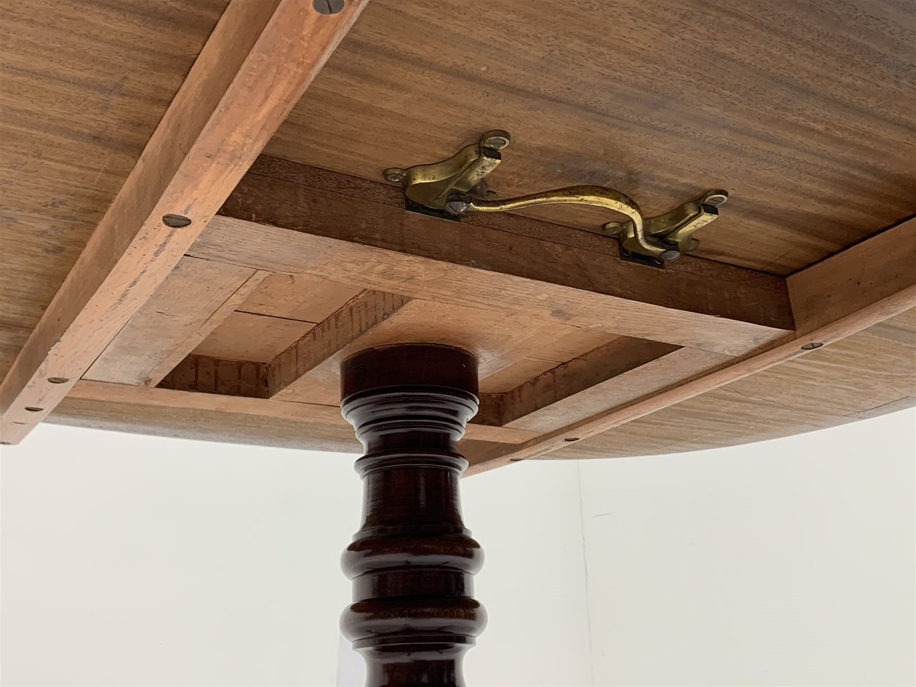 Georgian mahogany breakfast table, oval tilt top on turned pedestal base, four out splayed supports - Image 2 of 3