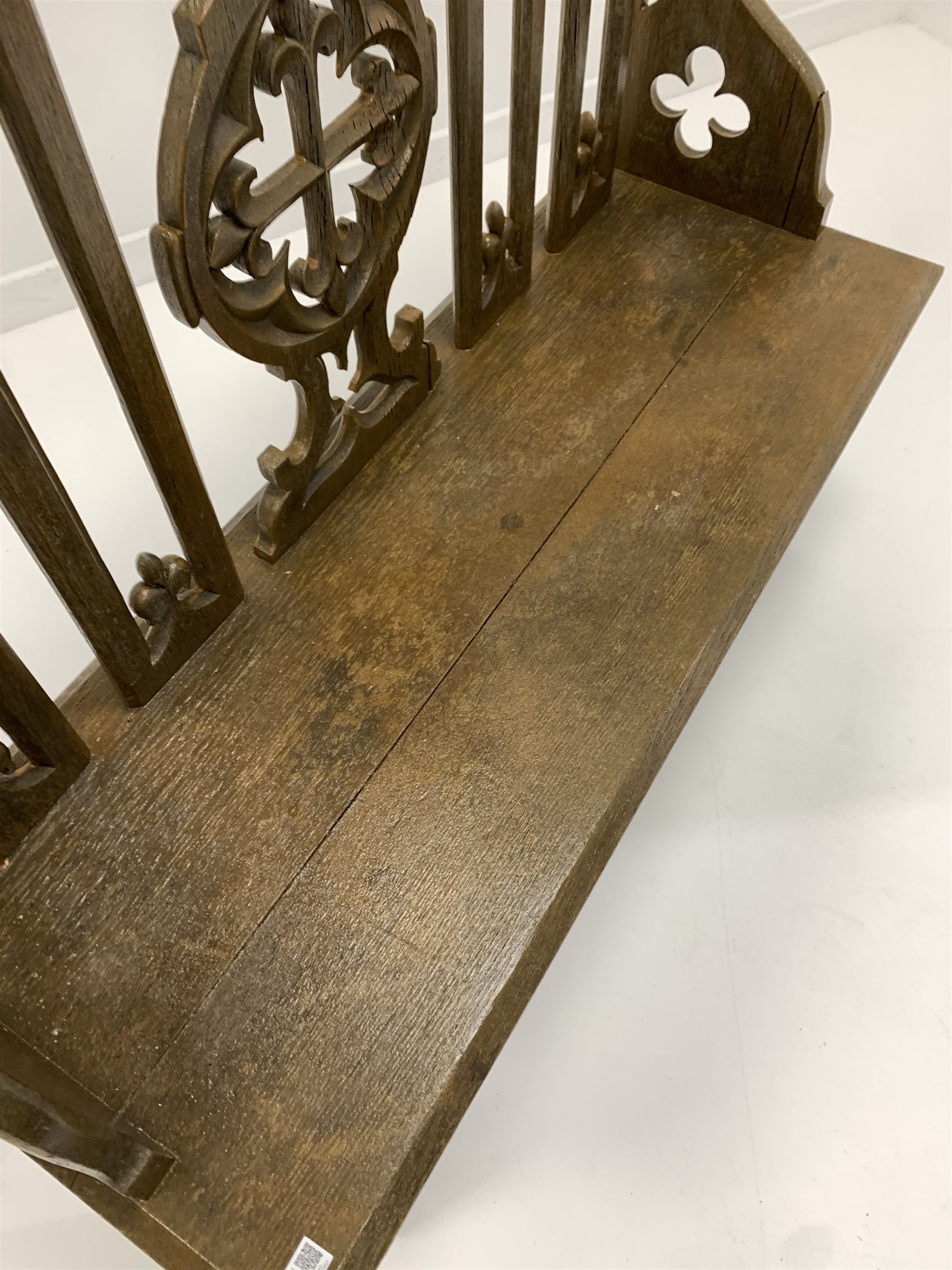19th century oak hall bench of Gothic design, with arched splats carved with fleur de lis, chamfered - Image 4 of 5
