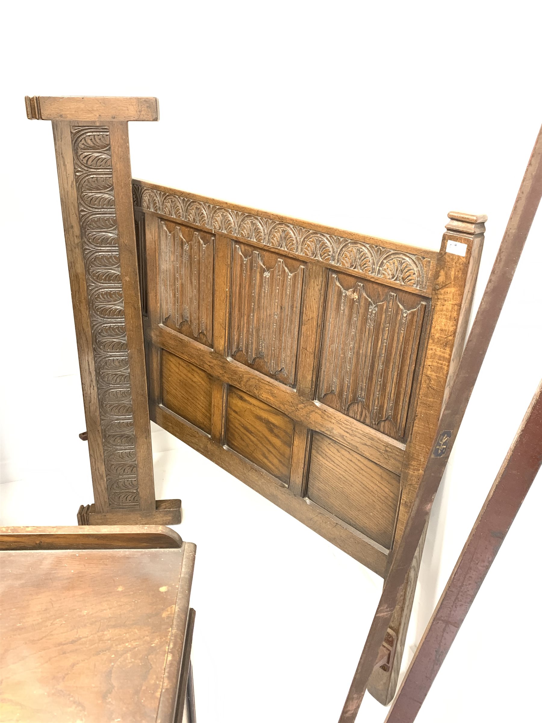 Early 20th century oak bedroom suite, comprising triple wardrobe with dentil cornice over three draw - Image 2 of 4