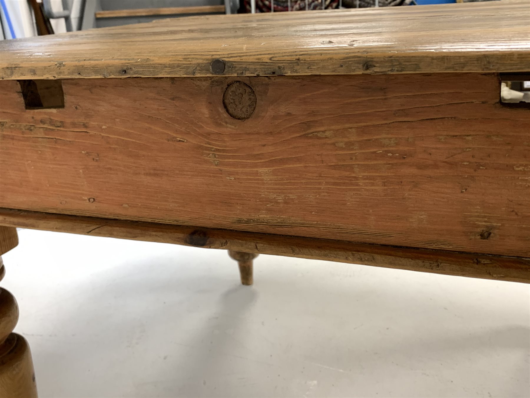 Victorian pine kitchen dining table, fitted with one drawer, raised on turned supports - Image 5 of 5