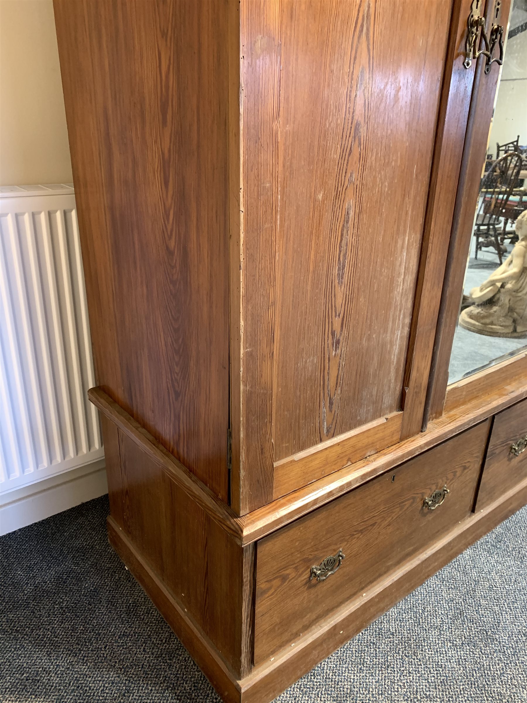 Edwardian pitch pine triple wardrobe, shaped arched pediment over bevelled mirror glazed door enclos - Image 4 of 6