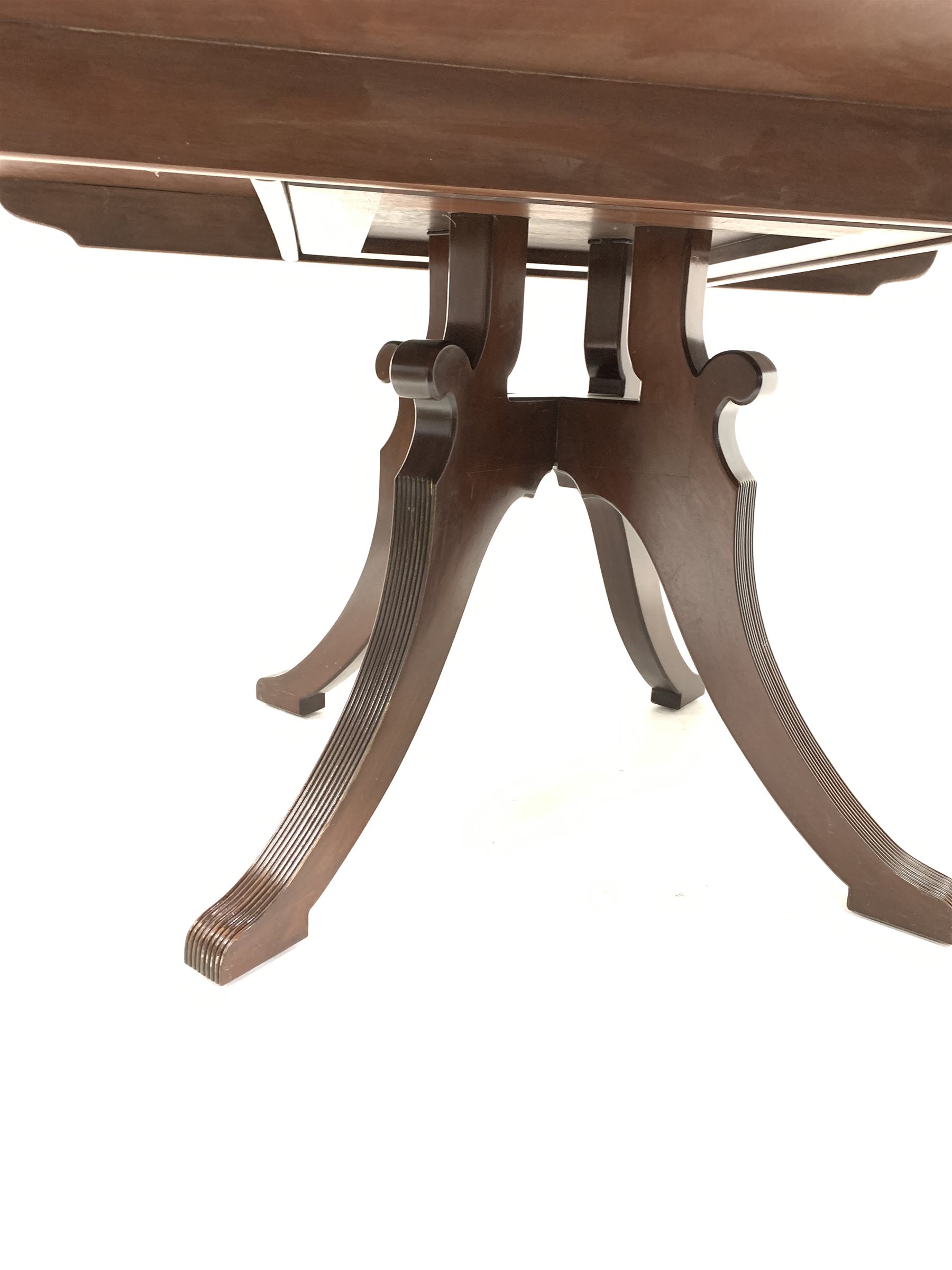 Georgian style mahogany circular dining table, raised on four reeded splayed supports - Image 3 of 4