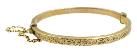 Gold children's bangle, engraved decoration, Birmingham 1980, approx 6.25gm