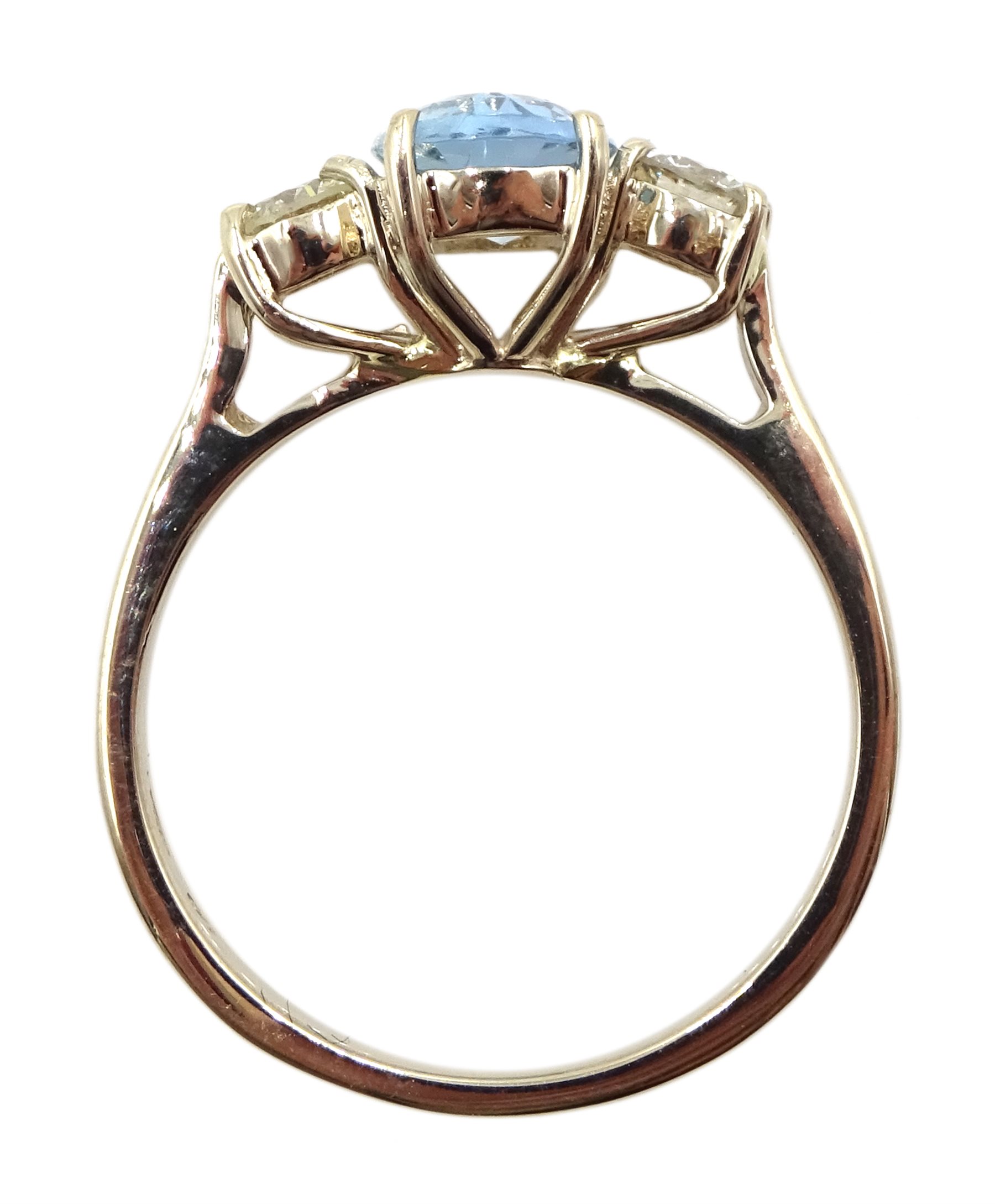 18ct gold three stone oval aquamarine and round brilliant cut diamond ring, hallmarked, aquamarine a - Image 3 of 4