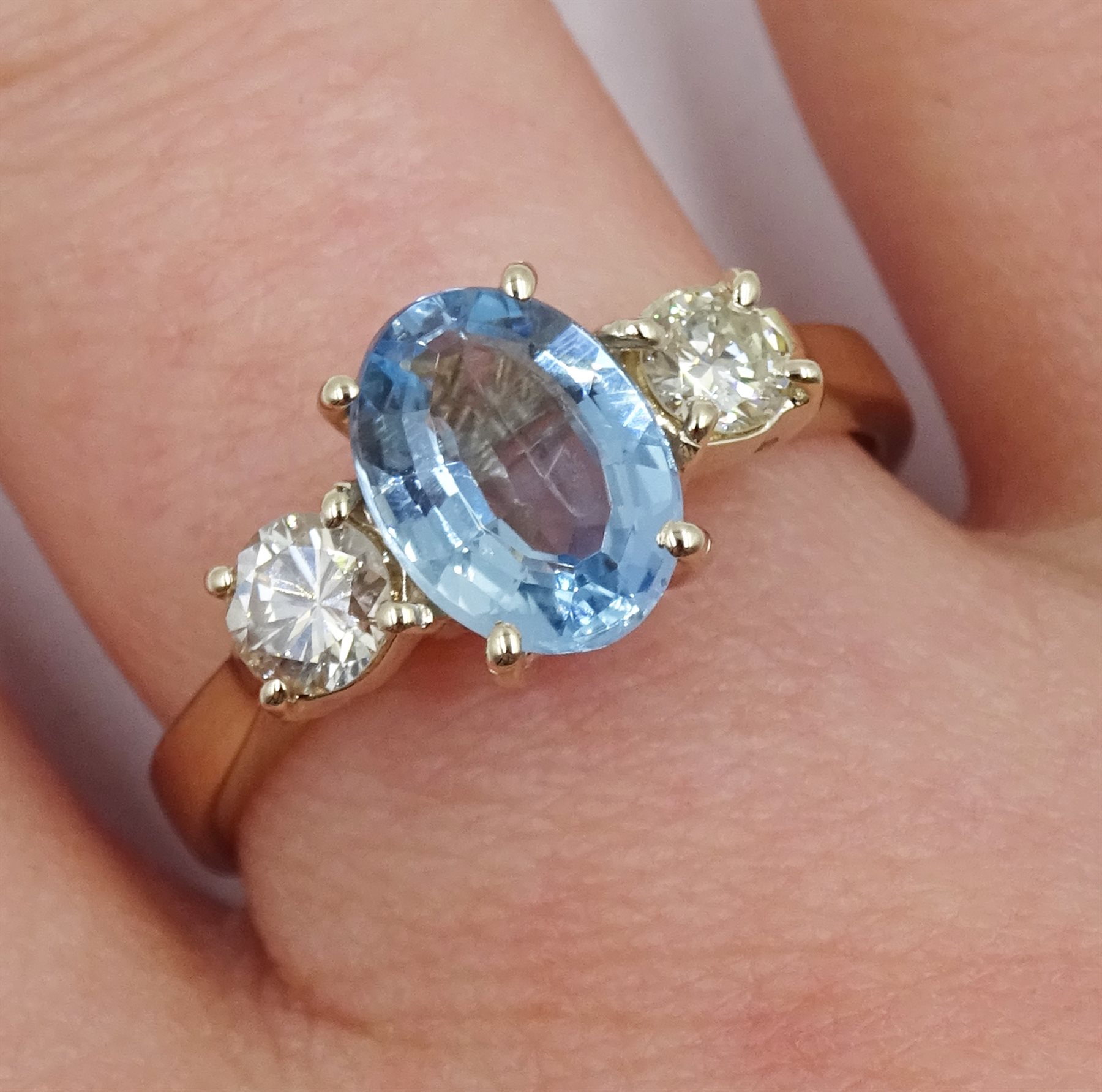 18ct gold three stone oval aquamarine and round brilliant cut diamond ring, hallmarked, aquamarine a - Image 4 of 4
