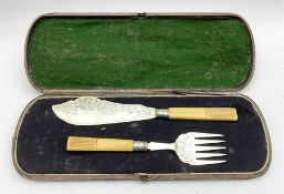 Pair of Edwardian fish servers with engraved silver blades and bone handles Sheffield 1901 Maker Jam