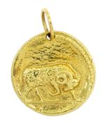 Zodiac 17ct gold charm, approx 10.5gm