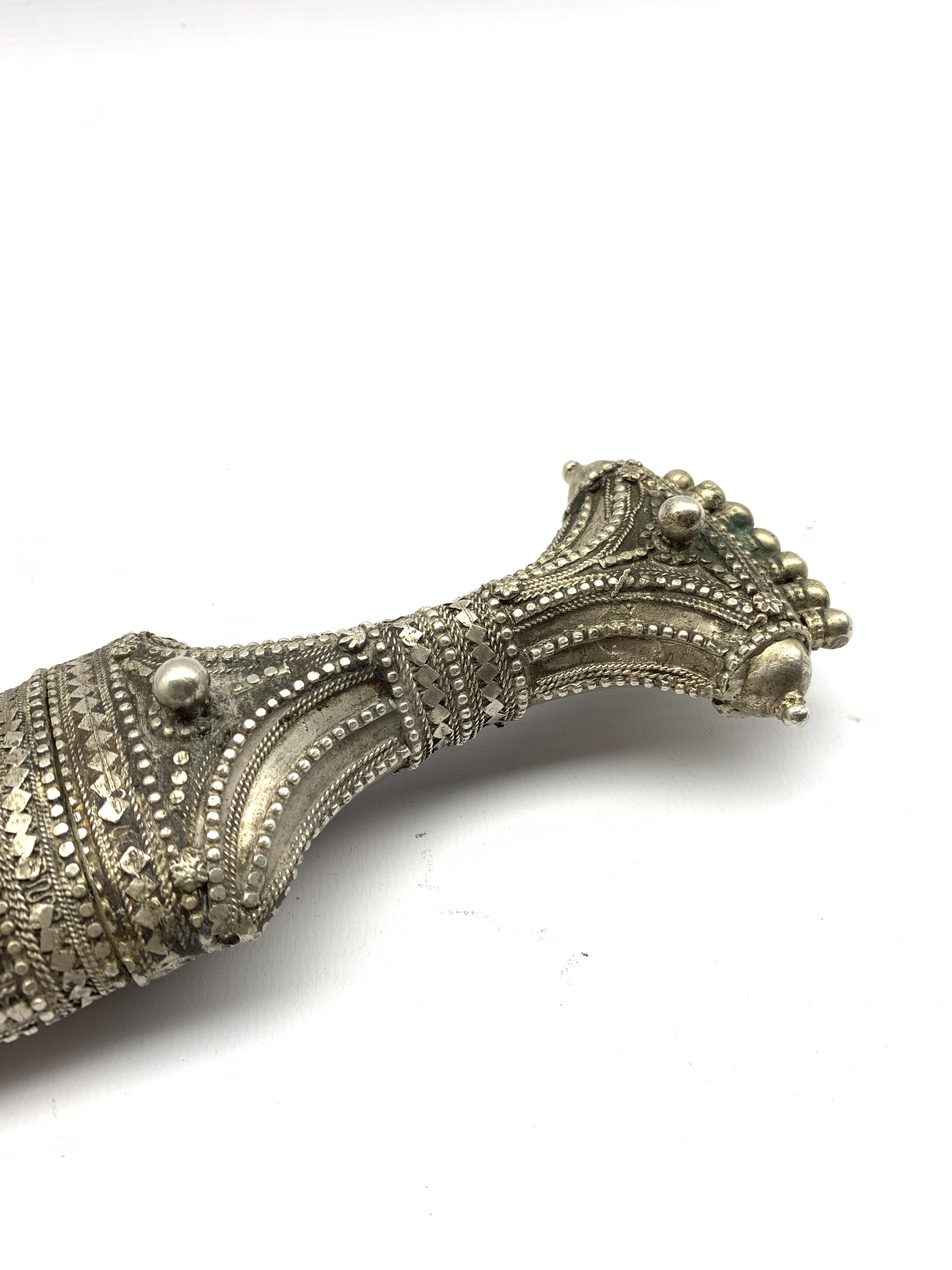 Saudi Arabian Jambiya in an ornate silver scabbard with geometric bead, lozenge and silver wire dec - Image 4 of 5