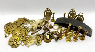 Collection of loose horse brasses, plumes and associated items, small brass candlesticks etc