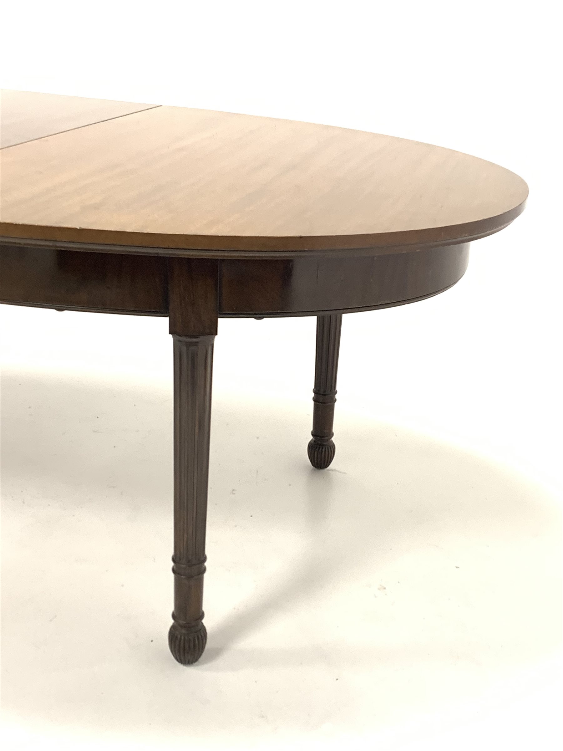 Edwardian mahogany oval extending dining table - Image 3 of 7