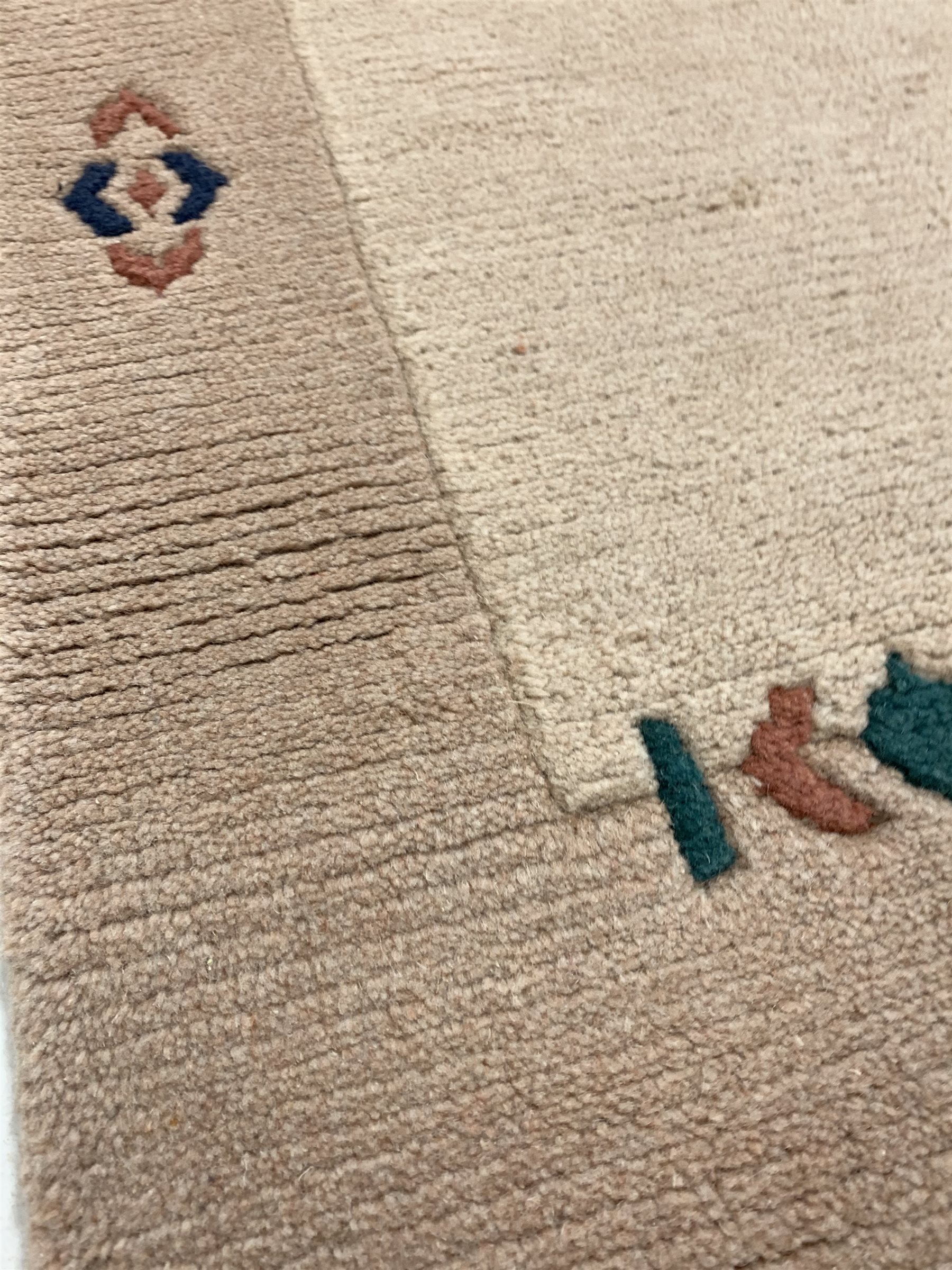 Modern Gabbeh thick pile wool rug, with pale pink field and border - Image 2 of 3