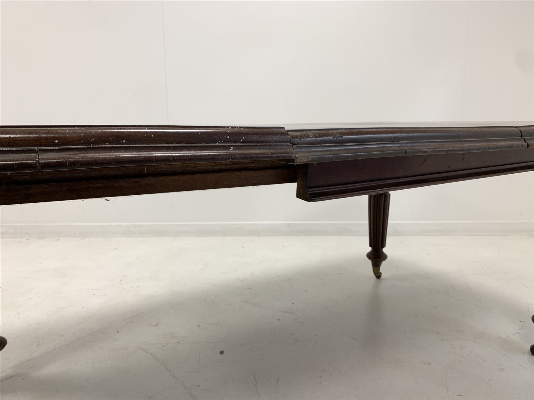 Victorian mahogany wind out extending dining table - Image 3 of 5