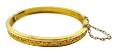 Victorian 16ct gold hinged bangle