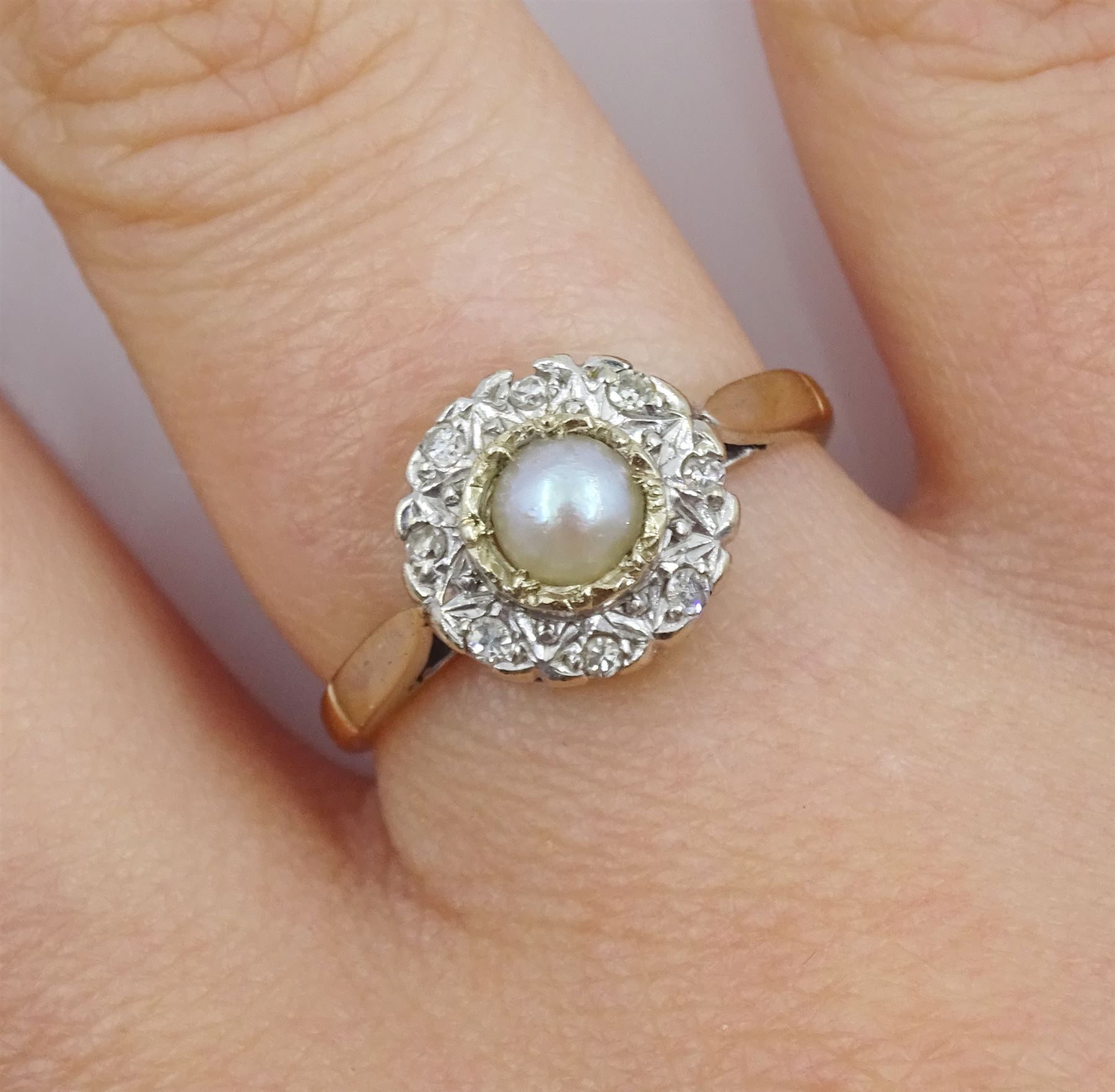 18ct gold diamond and split pearl circular ring - Image 2 of 4