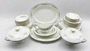 Wedgwood Westbury pattern dinner service comprising eight dinner plates