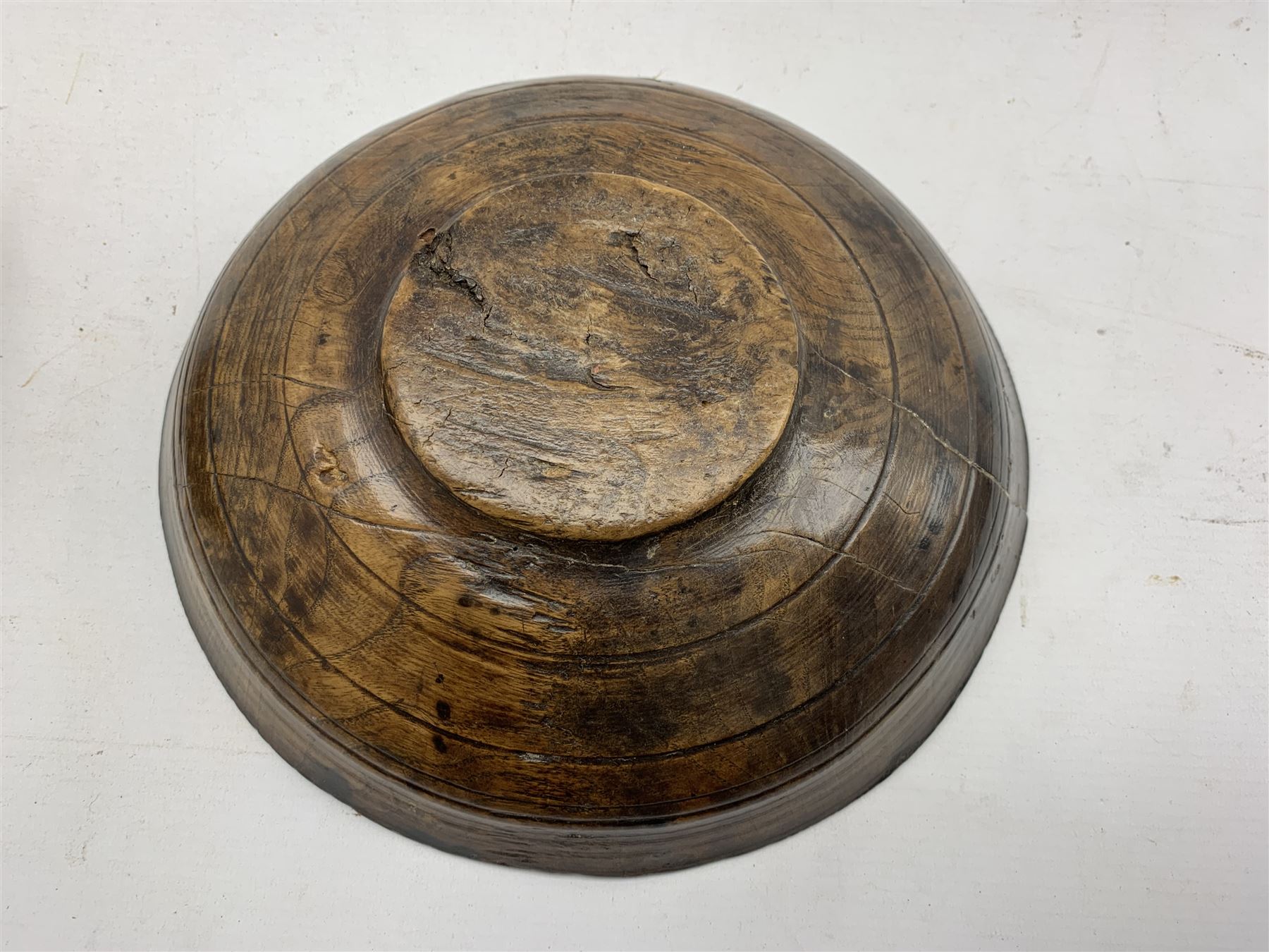 19th Century sycamore dairy bowl D26cm and a smaller bowl D20cm - Image 4 of 5