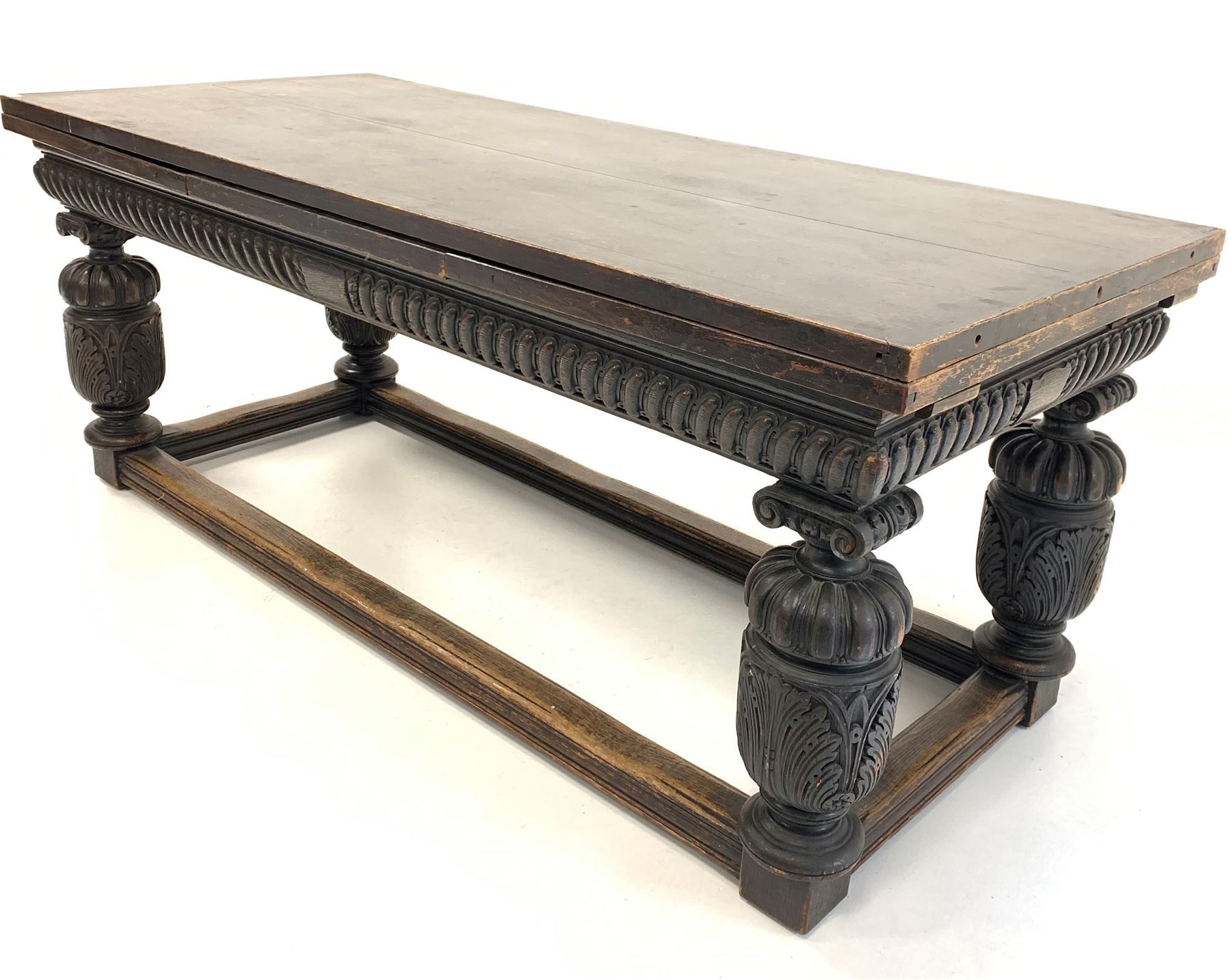 Late Victorian 18th century design oak draw leaf dining table