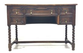 Early 20th Century oak kneehole desk fitted with five drawers on spiral turned supports