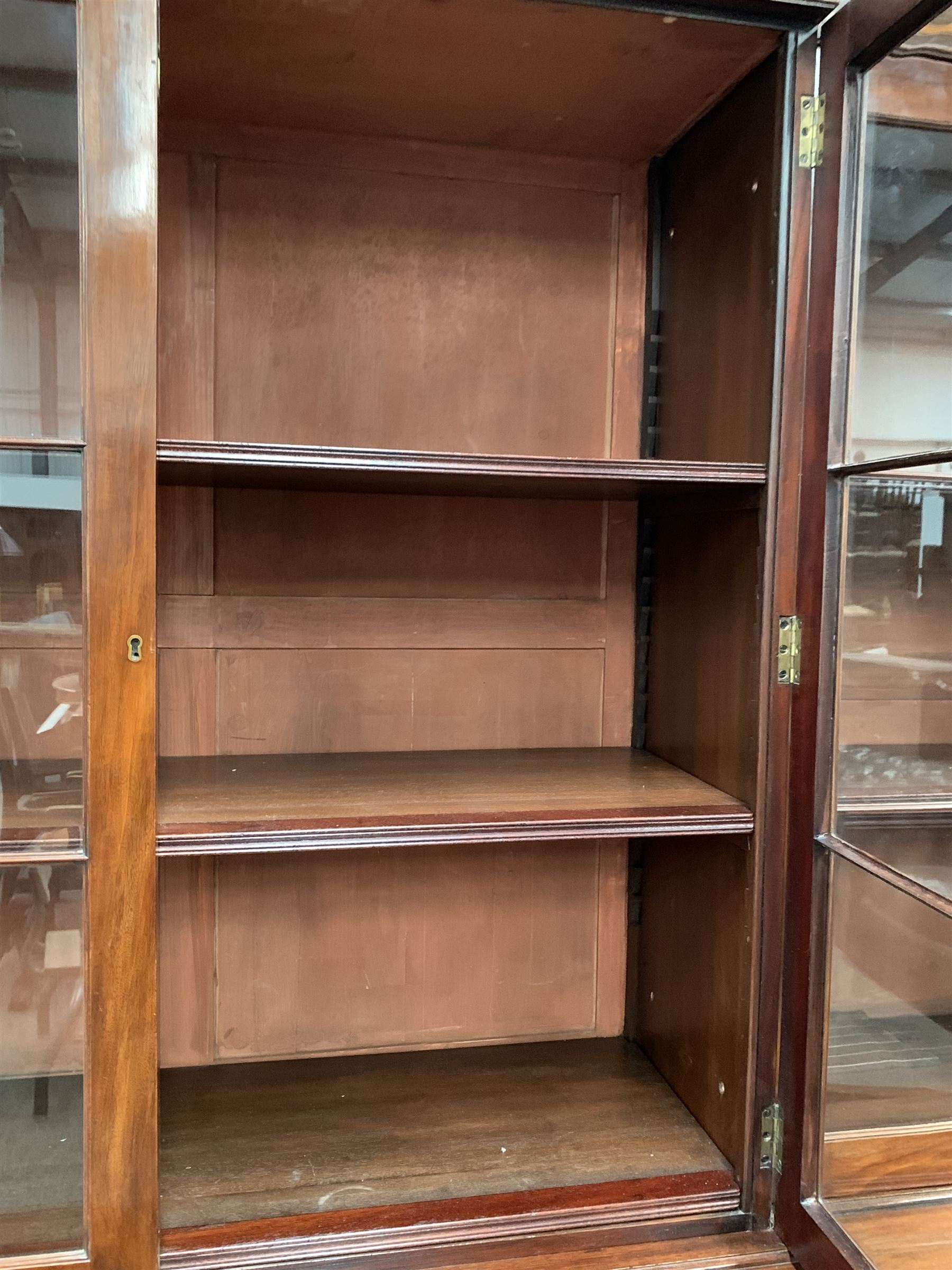 Large 20th century Sheraton design mahogany breakfront bookcase - Image 5 of 6