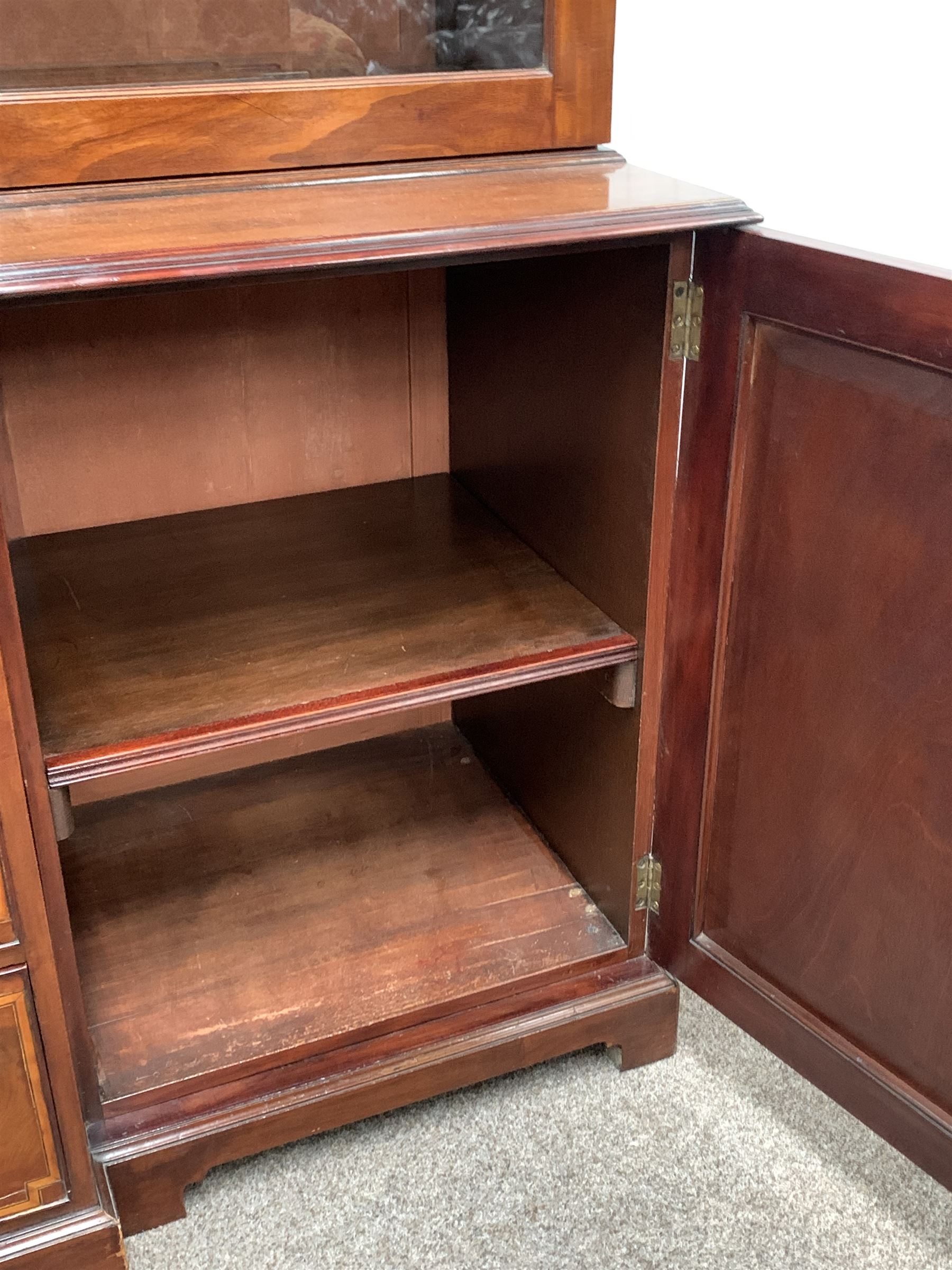 Large 20th century Sheraton design mahogany breakfront bookcase - Image 4 of 6